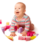 Bebe qui joue heureux